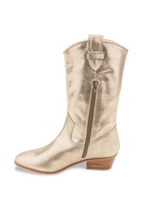 Bota de vaquero metálica dorada con una hebilla decorativa en la parte superior y cremallera lateral; punta afilada y tacón de madera bajo y apilado. Textura suave.