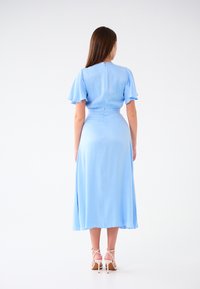 Himmelblaues, knielanges Kleid mit fließenden Ärmeln, taillierter Taille und glatter Textur. Die Rückansicht zeigt einen versteckten Reißverschluss und einen schwingenden Rock.