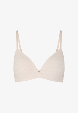Soutien-gorge triangle beige doux avec un motif ondulé, des bretelles ajustables et un petit détail en métal doré au centre. Texture du tissu lisse.