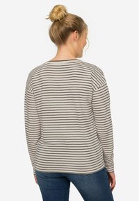 Randig långärmad skjorta i mjukt beige tyg med marinblå ränder; har en rundad halsringning och en avslappnad passform; bakvy visas.