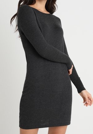 Robe grise à manches longues en tissu doux et texturé. Présente un col arrondi et une silhouette ajustée qui tombe au-dessus des genoux.