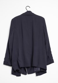 Donker marineblauw blazer met knoopmanchetten, hangend aan een zwartehanger tegen een witte achtergrond, gezien vanaf de achterkant.