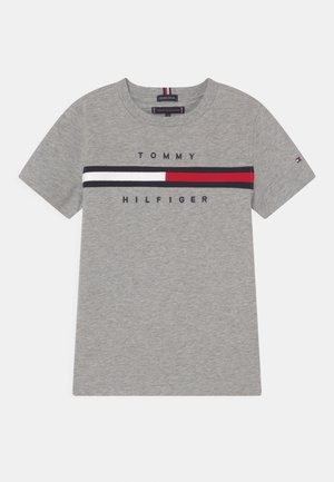 Grå T-shirt med korte ærmer fra Tommy Hilfiger med en vandret logo-stribe foran i hvid, rød og sort samt mærkenavn skrevet over og under.