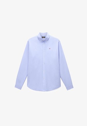 Camicia azzurra a maniche lunghe con bottoni e colletto con bottoni, con un piccolo emblema a forma di bandiera rossa e bianca sul petto sinistro.