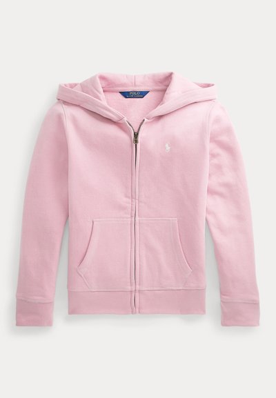 Hanorac roz deschis cu fermoar, buzunare frontale, mâneci lungi și un mic logo brodat pe pieptul stâng, întins pe un fundal alb.