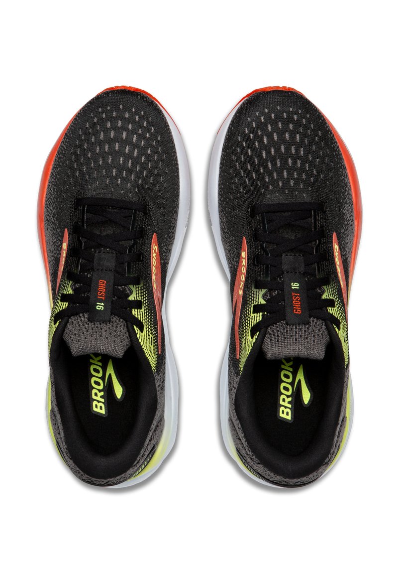 Scarpe da corsa nere con tomaia in rete traspirante, accenti in giallo neon e arancione, suola spessa bianca e dettagli riflettenti.