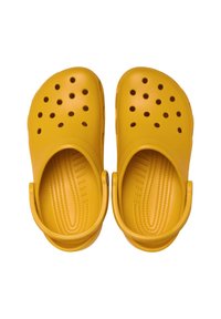 Gele klompen van lichtgewicht synthetisch materiaal, met ventilatiegaatjes, een gevormde voetbed en een achterriem voor een veilige pasvorm.