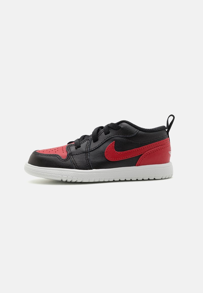 Sort og rød lædersneaker med perforeret tå, sorte snørebånd, hvid gummisål og en fremtrædende rød Nike-swoosh på siden.