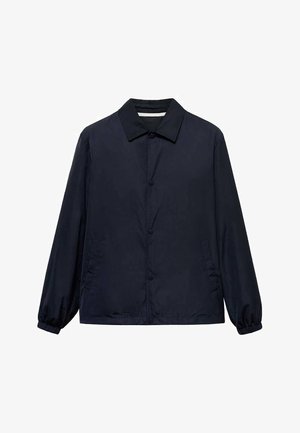 Giacca casual blu navy con chiusura a bottoni, colletto classico, polsini elasticizzati e tasche laterali. Realizzata in tessuto leggero e liscio.