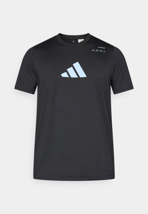 Lühikeste varrukatega must särk, mis on valmistatud siledast kangast ja millel on helesinine Adidas logo ja tekst õlal. Lihtne disain, ümar kaelus.