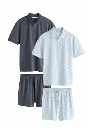 Zwei strukturierte Poloshirts mit kurzen Ärmeln und passende Kordelzug-Shorts in Dunkelgrau und Hellblau, flach auf einem weißen Hintergrund präsentiert.
