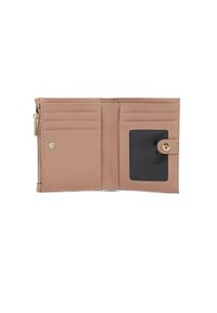 Portafoglio color pesco con una texture sintetica liscia, dotato di più scomparti per carte, un compartimento con zipper e una finestra trasparente per l'ID.