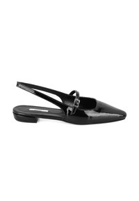Chaussure plate en cuir verni noir avec bout pointu, bride à boucle ajustable et texture lisse ; design minimal et talon bas.