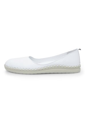 Ballerine in pelle bianca con punta arrotondata, esterno morbido, dettagli cuciti lungo la suola e suola in gomma beige a profilo basso.