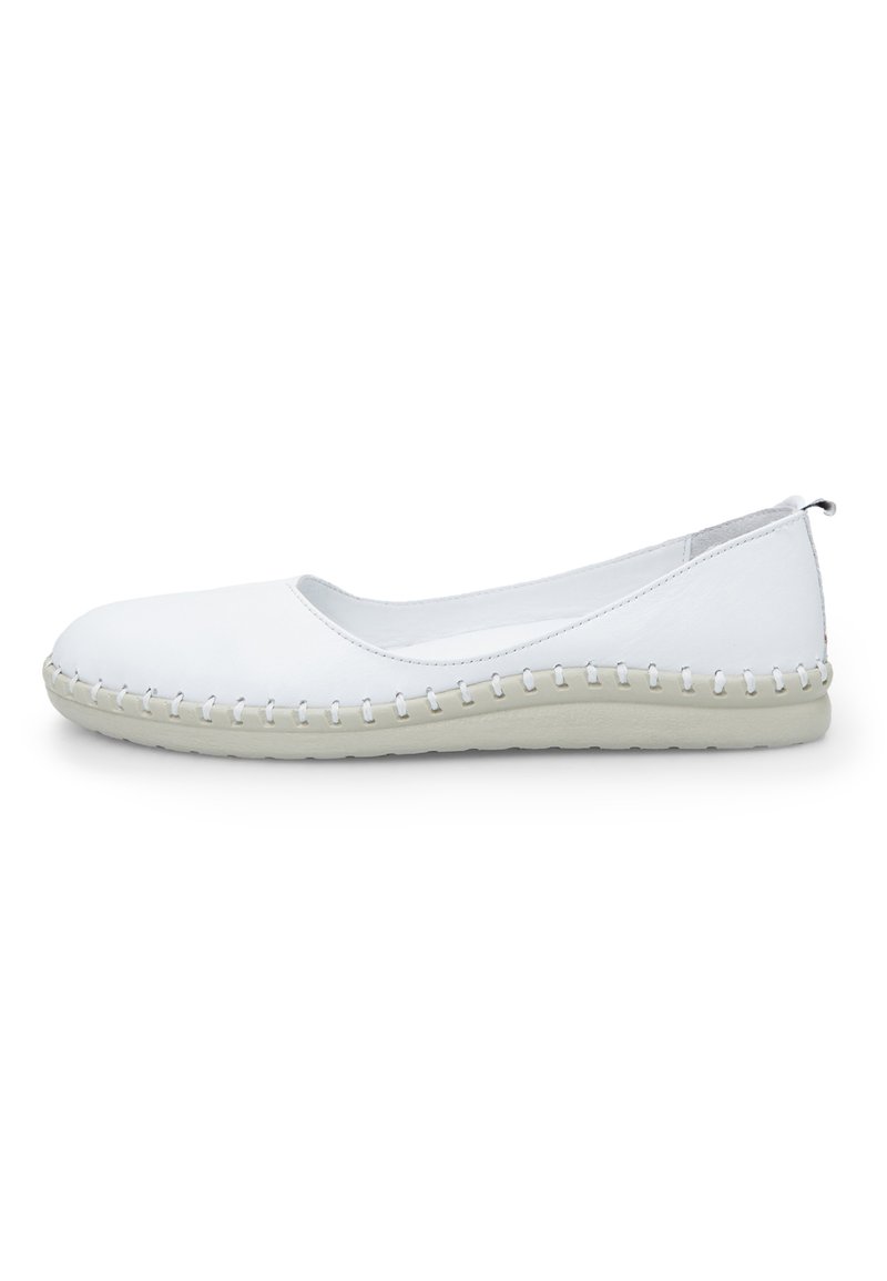 Bailarina blanca de cuero con puntera redondeada, exterior suave, detalles de costura a lo largo de la suela y suela de goma beige de perfil bajo.