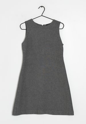 Vestido gris sin mangas con escote redondo, cuerpo ajustado, falda acampanada y bolsillos laterales, confeccionado en tejido texturizado.