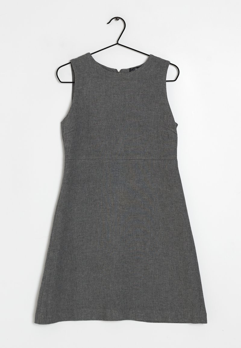 Abito grigio senza maniche con scollatura rotonda, corpino aderente, gonna ampia e tasche laterali, realizzato in tessuto tessuto testurizzato.