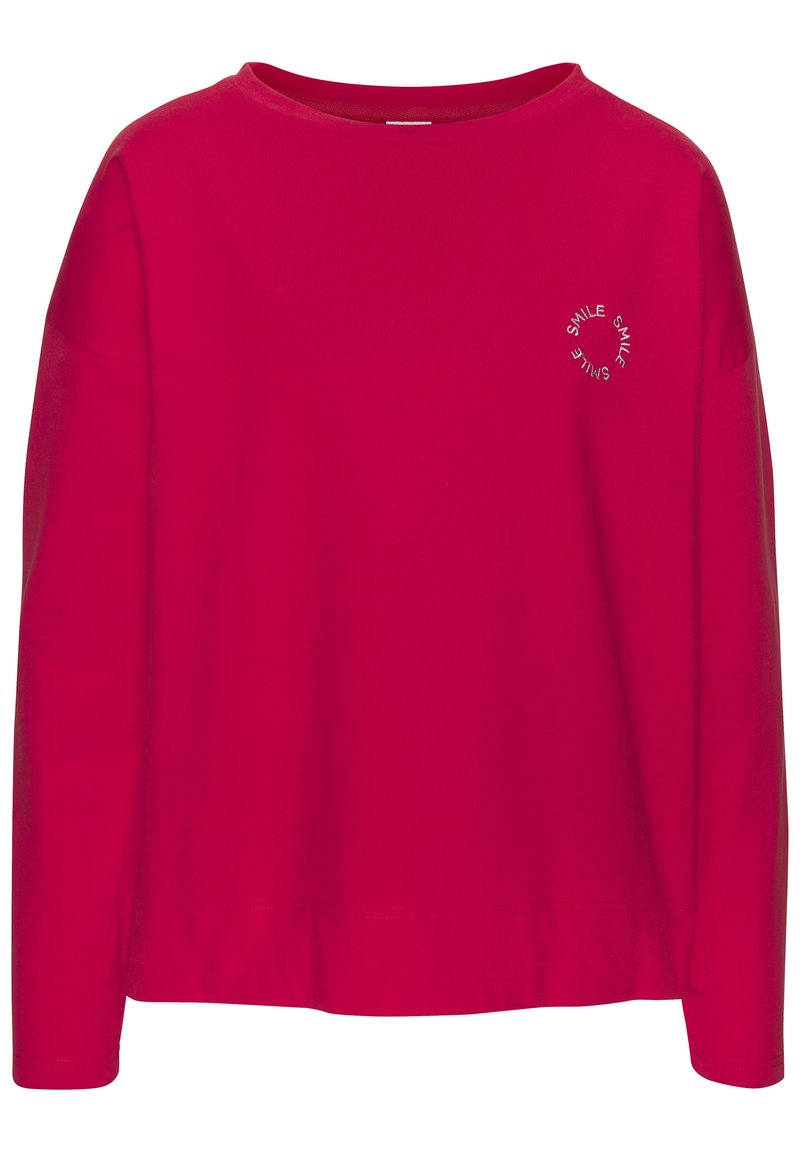 Sudadera roja de manga larga con cuello redondo y corte relajado. Presenta el texto "SMILE" bordado en un patrón circular en el pecho.