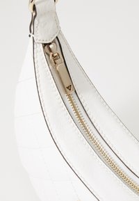 Guess BESSEY SHOULDER BAG - Rankinė - white