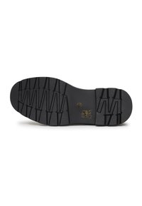 Suela de zapato de goma negra con una superficie texturizada, que presenta un patrón de banda de rodadura en zigzag y un pequeño detalle de logo dorado.