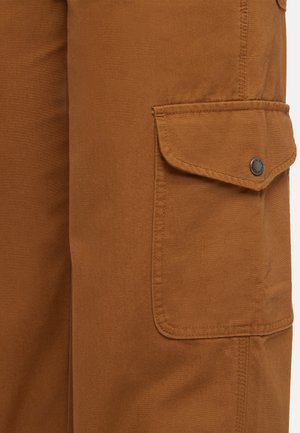 Pantaloni cargo marroni con una texture consumata. Presentano una tasca laterale con pattina e bottone a pressione nero, cuciture a zig-zag e una vestibilità dritta.
