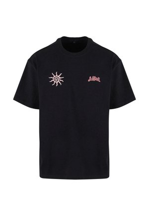 Juodas medvilninis marškinėliai su rožiniu saulės grafiku ir logotipu ant krūtinės. Trumpomis rankovėmis, apvaliu iškirpimu, laisvas siluetas.