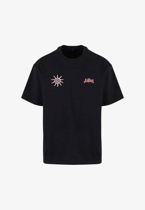 Fekete pamut póló rózsaszín nap grafikával és logóval a mellrészen. Rövid ujjú, kerek nyakú, laza szabású.