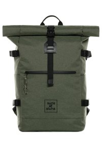 Zaino verde a chiusura arrotolata realizzato in tessuto testurizzato. Presenta spallacci neri, fibbie e una tasca frontale con zip dotata di una linguetta decorativa.