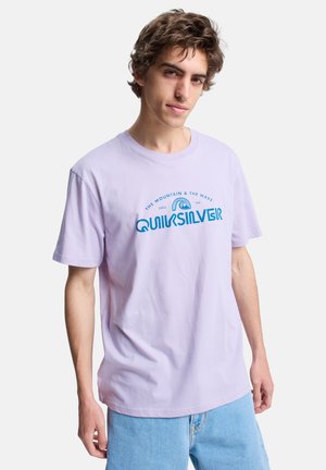 Fliederfarbenes Baumwoll-T-Shirt mit kurzen Ärmeln, vorne mit blauem Schriftgrafik- und Wellenmotiv. Lockerer Schnitt und Rundhalsausschnitt.