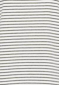 Tissu blanc avec des fines rayures horizontales noires régulièrement espacées, légèrement courbées et subtilement variables en épaisseur.