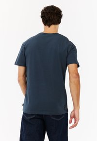 Marineblauwe katoenen t-shirt met een klassiek ronde hals, korte mouwen en een klein logo-op-en achterkant. Heeft een ontspannen pasvorm en een gladde textuur.