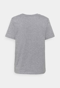 Grå kortærmet T-shirt lavet af en bomuldsblanding, med rund hals og en ensfarvet, glat tekstur uden mønstre eller accenter.