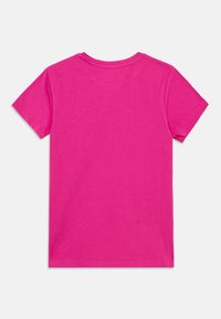 Κοντομάνικο μπλουζάκι από έντονο ροζ ύφασμα. Διαθέτει στρογγυλή λαιμόκοψη και λεία υφή χωρίς σχέδια ή διακοσμητικά.