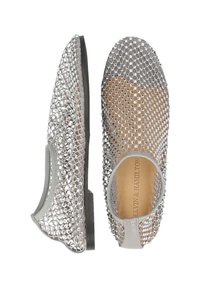 Bailarinas de malla plateada con diseño de punta abierta, que presentan una textura metálica, rhinestones decorativos y un acento de tacón gris claro.
