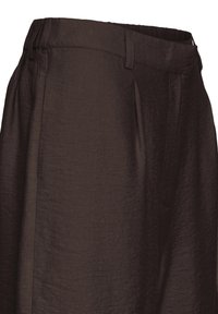 Pantalon satiné marron foncé taille haute avec passants pour ceinture et plis subtils, montrant la texture et la brillance lisse du tissu.