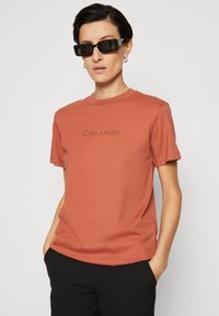 Calvin Klein HERO LOGO REGULAR - T-shirts med print - baked clay