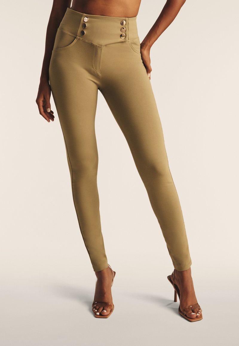 Leggings verde oliva a vita alta realizzati in materiale elastico, con tre bottoni decorativi in vita e una texture liscia.