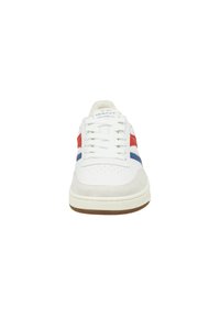 Weißer Sneaker mit roten und blauen Streifen, samtigen Zehen und Gummisohle. Ausgestattet mit weißen Schnürsenkeln und Markenlogo auf der Zunge. Klassisches Design.