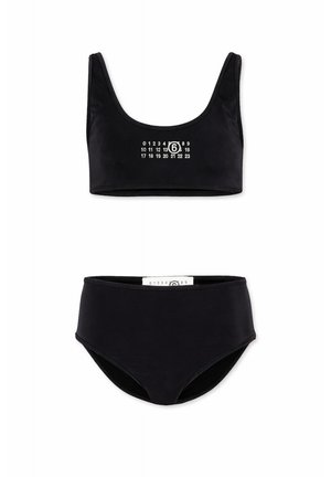 Czarny dwuczęściowy strój kąpielowy z topem z dekoltem typu scoop i majtkami z wysokim stanem, z białym nadrukiem liczbowym na wysokości klatki piersiowej.