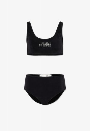 Maillot de bain deux pièces noir avec un haut à encolure dégagée et un bas taille haute, avec un imprimé numérique blanc sur la poitrine.