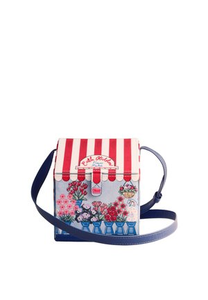 Bolso bandolera en forma de caja con toldo de rayas rojas y blancas, correa azul e ilustración de puesto de flores en el panel frontal.