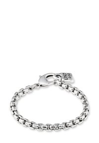 Pulsera de metal plateado con diseño de cadena enlazada, que presenta un cierre de langosta y un pequeño charm grabado con "UNO de 50". Acabado pulido.