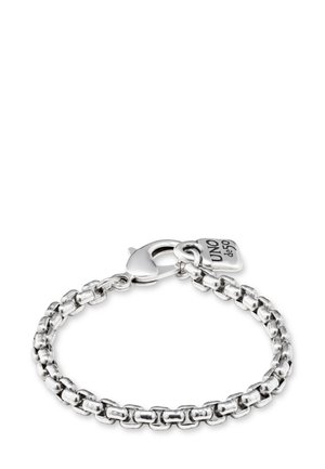 Pulsera de metal plateado con diseño de cadena enlazada, que presenta un cierre de langosta y un pequeño charm grabado con "UNO de 50". Acabado pulido.