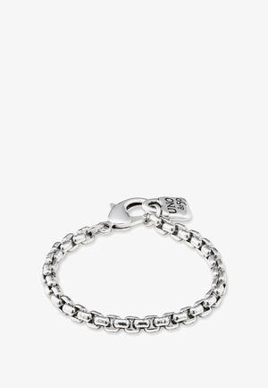 Bracelet en métal argenté avec un design de chaîne maillée, comportant un fermoir en forme de homard et un petit charm gravé "UNO de 50". Fini poli.