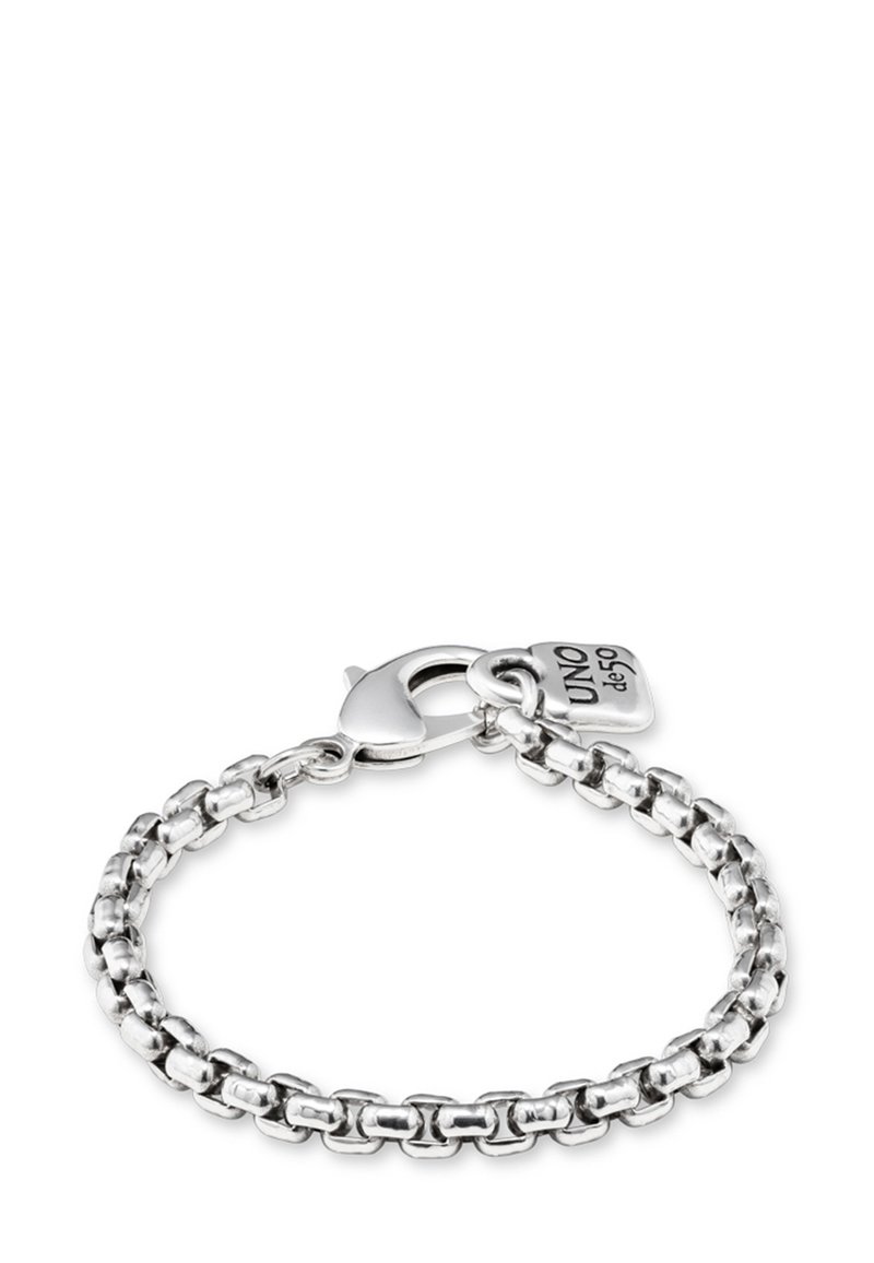 Pulsera de metal plateado con diseño de cadena enlazada, que presenta un cierre de langosta y un pequeño charm grabado con "UNO de 50". Acabado pulido.