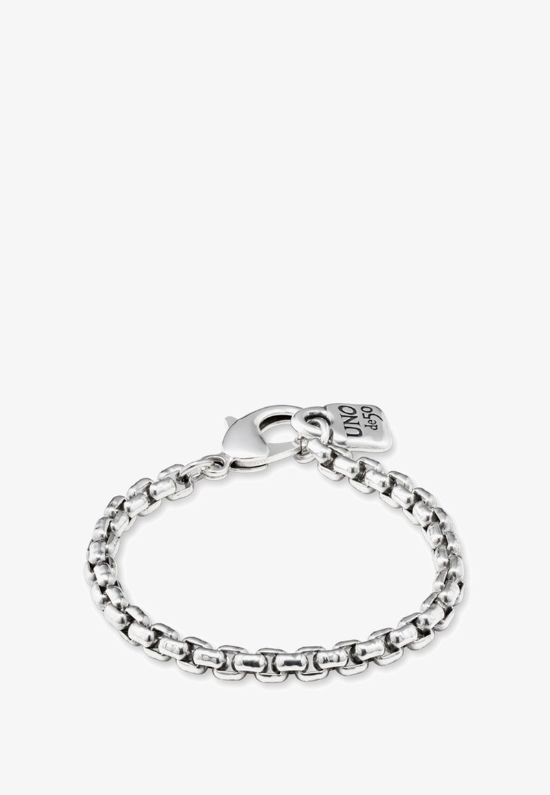 Pulsera de metal plateado con diseño de cadena enlazada, que presenta un cierre de langosta y un pequeño charm grabado con "UNO de 50". Acabado pulido.