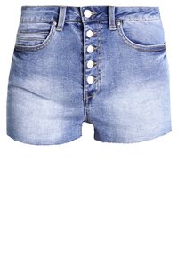 Ljusblå jeansshorts med fem knappar framtill, fem fickor och en fransig fåll, med en blekt tvätt och mjuk textur.