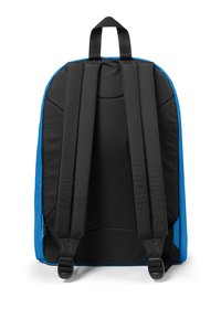 Czarny i niebieski plecak z wyściełanymi szelkami, płaskim tyłem i teksturowaną powierzchnią. Posiada regulowane szelki i uchwyt na górze do noszenia.