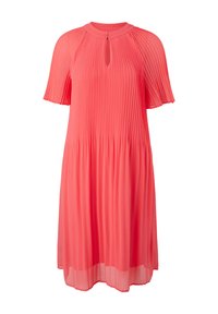 Koronkowa sukienka w kolorze koralowym z krótkimi rękawami i dekoltem w kształcie łezki. Lekki materiał z luźnym krojem i długością do kolan.