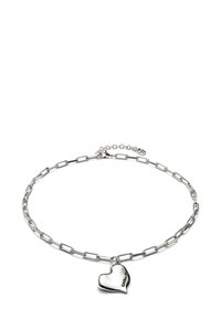 Collar de cadena de plata con eslabones alargados y un colgante en forma de corazón. El colgante presenta una palabra grabada. Cierre ajustable en la parte posterior.